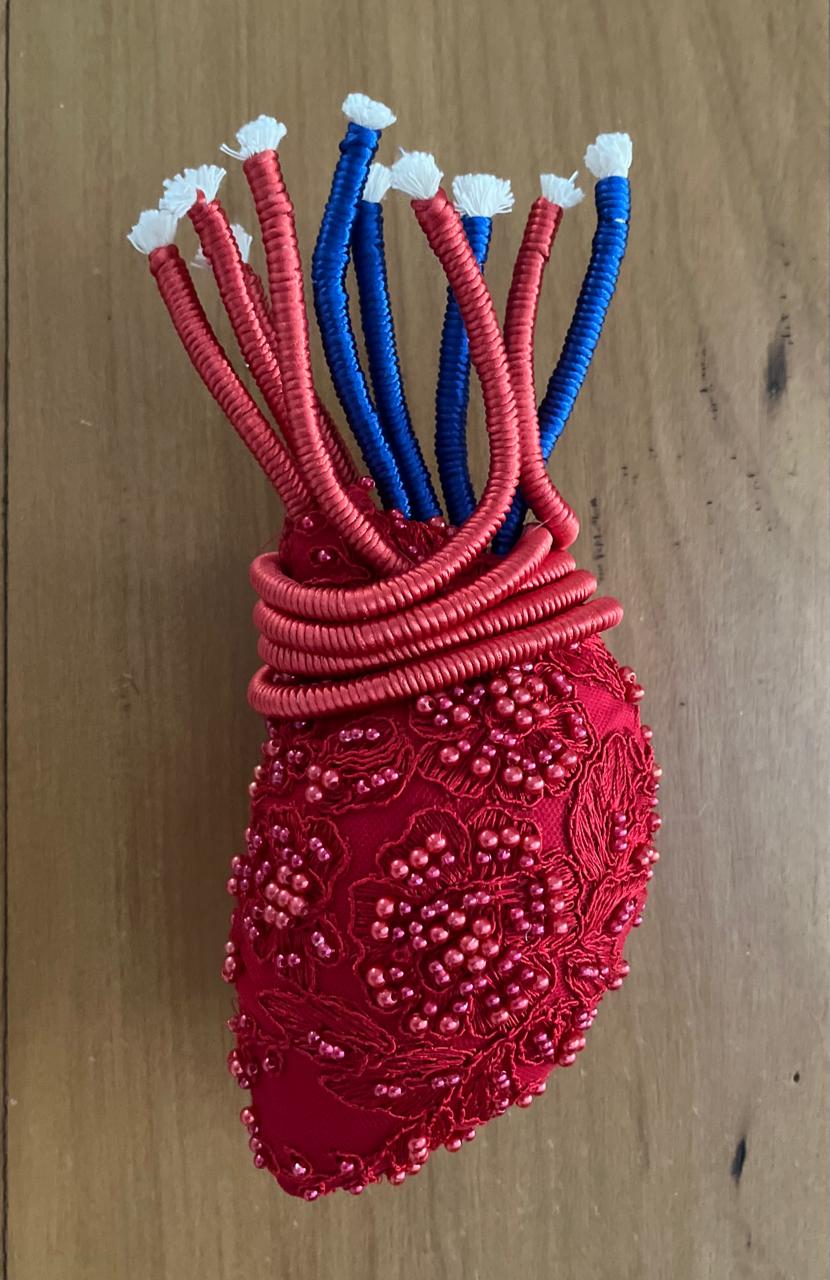 Coração 10 - T01, 010 - Coração Vermelho Bordado Miçangas P