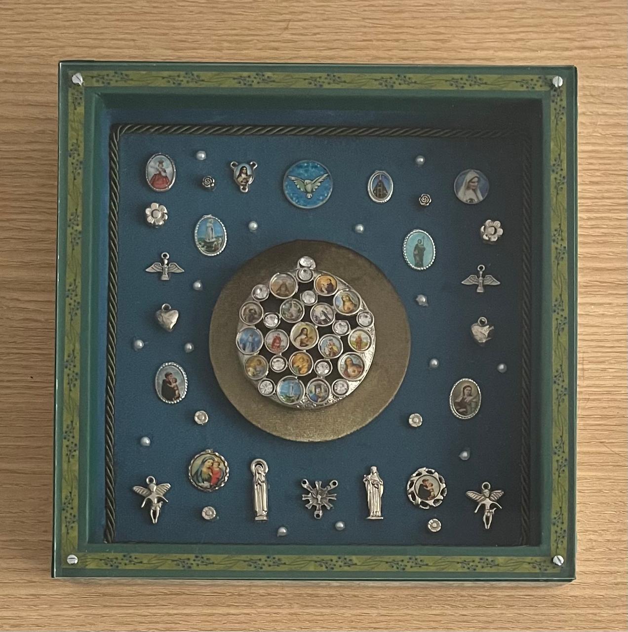 Coleção Santíssima 8 - T01, 027 - Medalhão Central