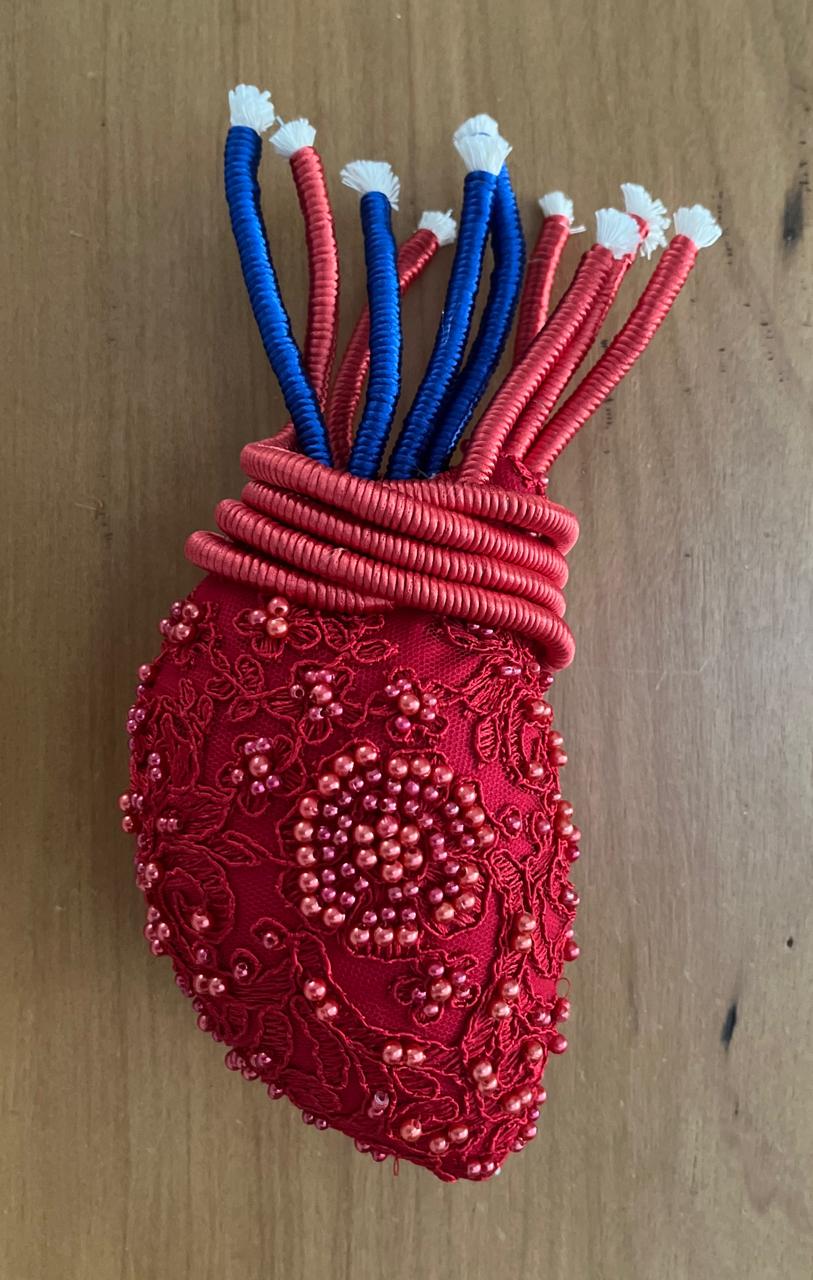 Coração 10 - T01, 010 - Coração Vermelho Bordado Miçangas P