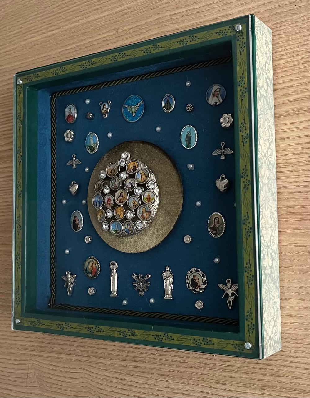 Coleção Santíssima 8 - T01, 027 - Medalhão Central